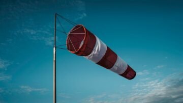 IMGW ostrzega: silny wiatr, przymrozki i intensywne opady. Polska żółta od alertów