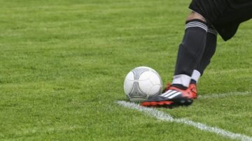 Rzut wolny w piłce nożnej – co warto wiedzieć o wersji pośredniej i bezpośredniej?