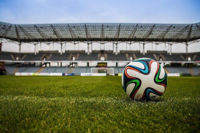 Czerwona kartka – znak wykluczenia, który zmienia bieg gry