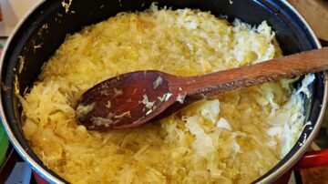 Kapuśniak z młodej kapusty – sekret smaku tkwi w szczególe