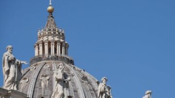 Kardynał z wyrokiem chce wrócić na scenę. Watykan w cieniu skandalu po śmierci papieża