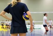 Jak grać w siatkówkę? Przejrzysty przewodnik po zasadach gry