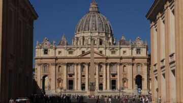 Papież Franciszek zaskoczył strojem i gestem. Niezwykły moment w Bazylice św. Piotra