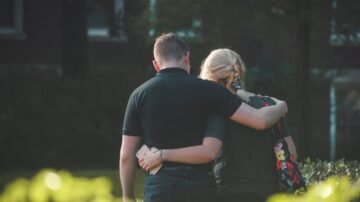 Profesjonalny przytulacz – przytuli, wysłucha – ale nie za darmo