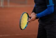 Tenis ziemny bez tajemnic – od wymiarów kortu po punktację