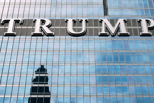 Trump pauzuje cła, Tusk odpowiada. Gra o handel trwa