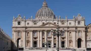 Papież Franciszek nie żyje. Donald Tusk nie pojawi się na pogrzebie – „ktoś musi zostać w kraju”