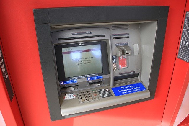 Gotówki coraz mniej. Polacy wchodzą w świat bez bankomatów