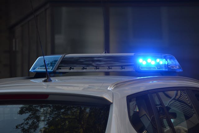 Płonące ciało na drodze pod Warszawą. Policja zatrzymała księdza