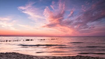 Tragiczne znalezisko na plaży w Jastarni – morze wyrzuciło ciało