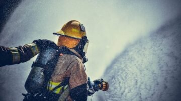 Pożar dawnego kina w Hajnówce. Strażacy walczą z ogniem od północy