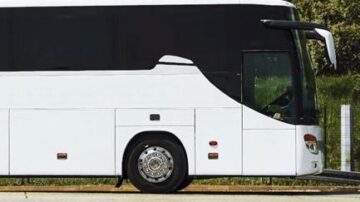 Wynajem autokaru z kierowcą – dlaczego warto?