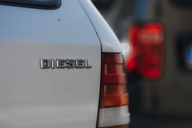 Diesel schodzi poniżej 7 zł. Kierowcy wreszcie odetchną przy dystrybutorach