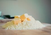 Masło za grosze to nie cud rynku, tylko chłodna kalkulacja sklepów