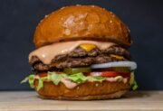 Burgery w Białymstoku – co decyduje o tym, że naprawdę smakują?
