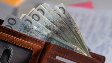 Polacy trzymają więcej gotówki w domach. Rośnie finansowa ostrożność