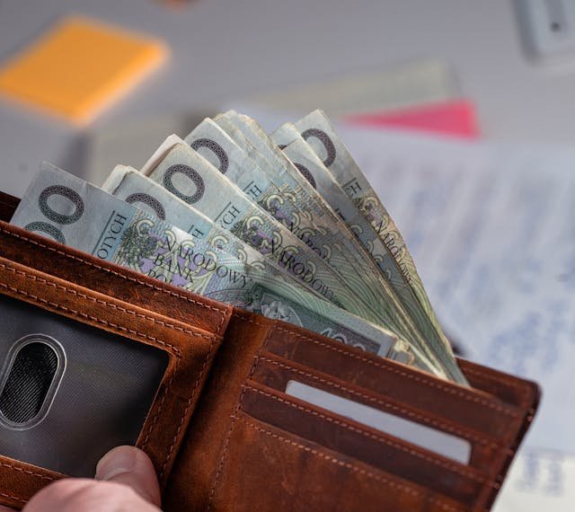 Polacy trzymają więcej gotówki w domach. Rośnie finansowa ostrożność
