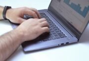 Praca przy wiadomościach online – kiedy brzmi jak okazja, a kiedy jak ryzyko?