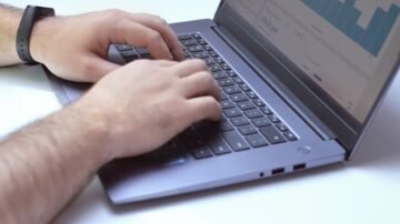 Praca przy wiadomościach online – kiedy brzmi jak okazja, a kiedy jak ryzyko?