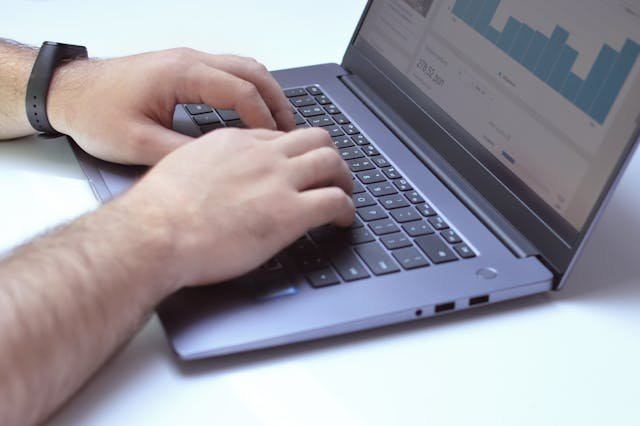 Praca przy wiadomościach online – kiedy brzmi jak okazja, a kiedy jak ryzyko?