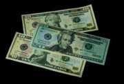 Słabszy dolar pomaga złotemu. Rynek czeka na dane z USA