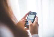Fałszywy SMS za parking. Oszuści liczą na pośpiech kierowców