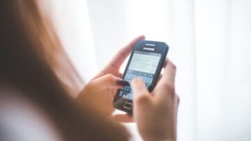 Fałszywy SMS za parking. Oszuści liczą na pośpiech kierowców