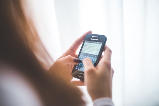 Fałszywy SMS za parking. Oszuści liczą na pośpiech kierowców