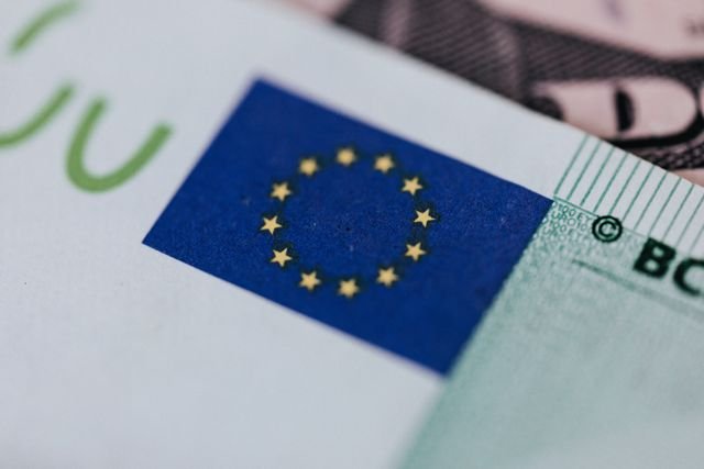 Bruksela chce przyspieszyć elektryfikację. Polska stanie przed kosztownym wyborem