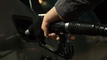 Paliwa drożeją, ale inflacyjnej paniki nie ma. Firmy ostrożniej podchodzą do podwyżek