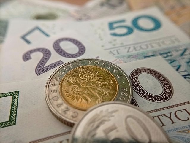 Złoty pod presją. Euro i dolar wyraźnie drożeją