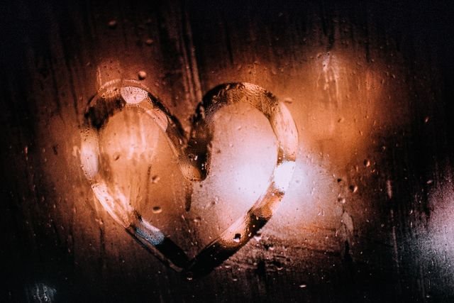 Miłość jest darem na dzień dobry i dobranoc. Piękne kartki i obrazki dla bliskiej osoby