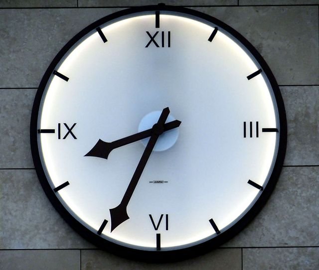 Godzina 21:21 ma wyjątkowe znaczenie. Co symbolizuje w miłości i życiu osobistym?